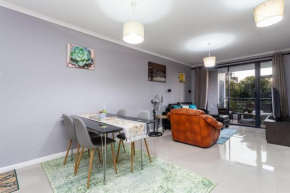 Lovely 2 bedroom apartment overlooking canals